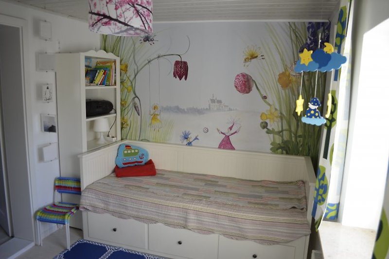 Kinderzimmer mit Doppelbett & Reisebettchen 
