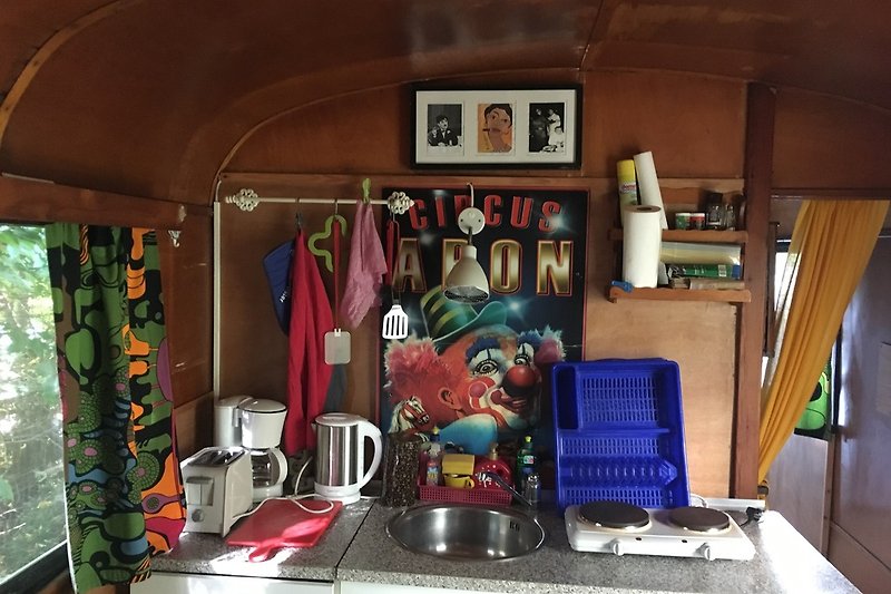 Küchenzeile im Zirkuswagen Alte Kate Kasnevitz