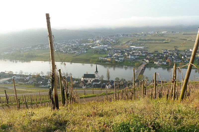 Luftaufnahme von Feldern, Dörfern und einem Wasserreservoir.