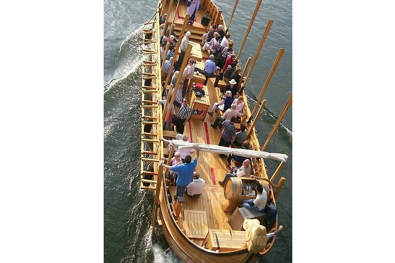 Boot auf dem Wasser mit Mast und Segel.