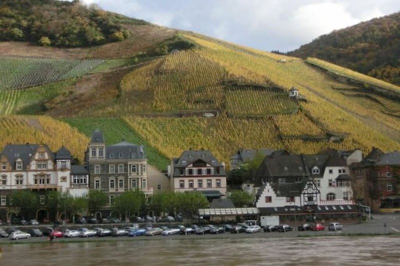 Mittelalterstädtchen Bernkastel-Kues. Eine malerische Landschaft mit einem See, Bergen und einer ländlichen Umgebung.