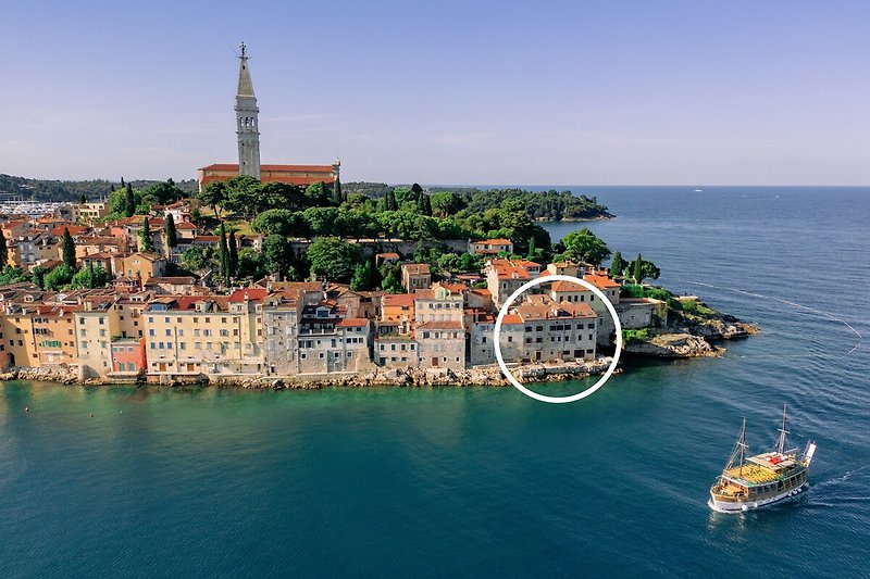 Traumhafte Aussicht auf tropische Inseln und türkisblaues Wasser.