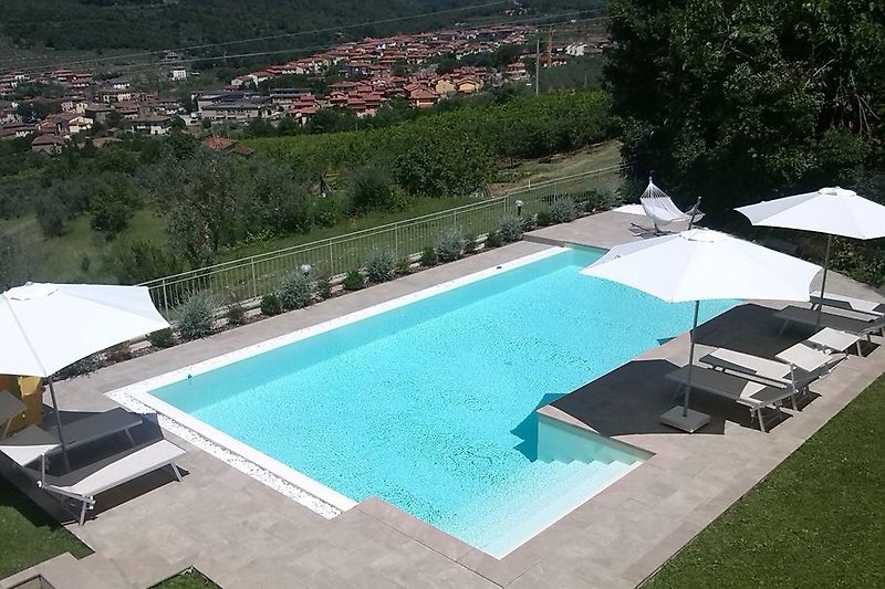 Pool mit Relax-Zone und Panorama
