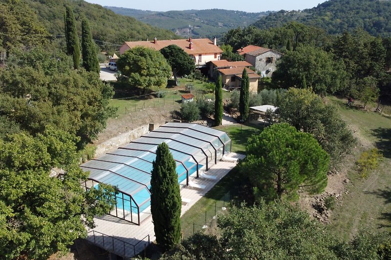 Casa Pancole - Objekt-Übersicht - Blick auf Garten und Pool mit verschiebbarem Glasdach