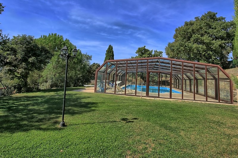 SCASA PANCOLE - Garten mit Blick auf Pool im Glas-Pavillion