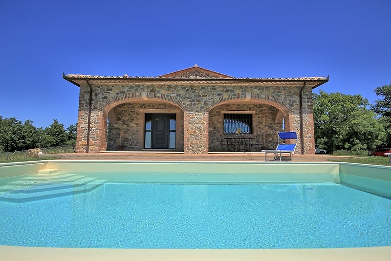 Villa Elisa - Hausansicht mit Pool