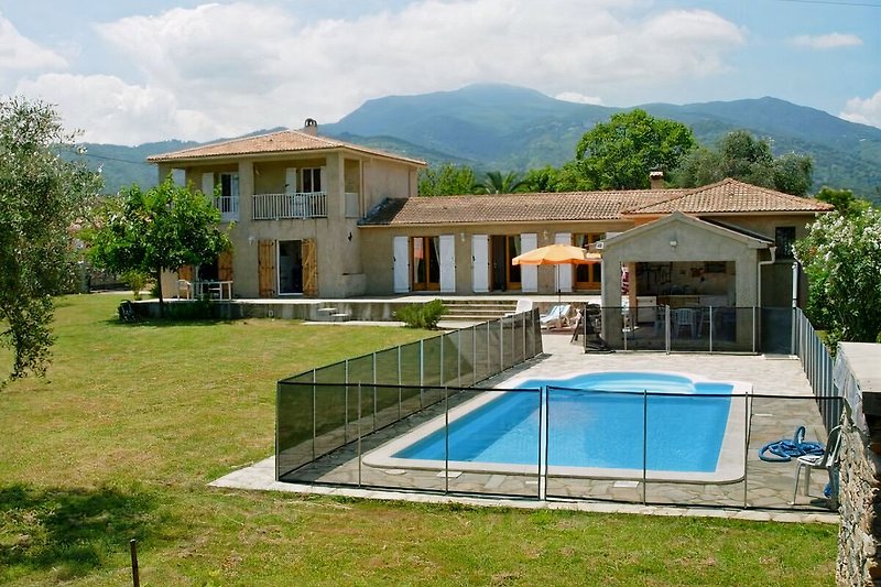 Gesamtansicht Villa Miramonte mit Bergpanorama