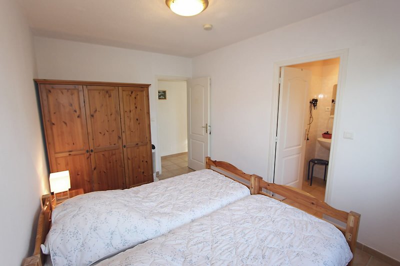 Gemütliches Schlafzimmer mit zwei Einzelbetten 90/200 mit eigenem Badezimmer, grosser Kleiderschrank