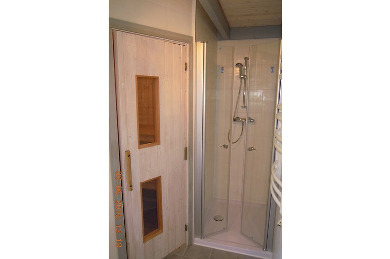 Dusche und Tür zur Sauna