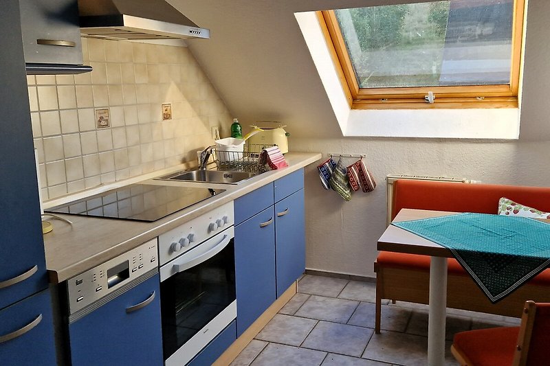 Gemütliche Küche mit moderner Ausstattung und Holzboden.