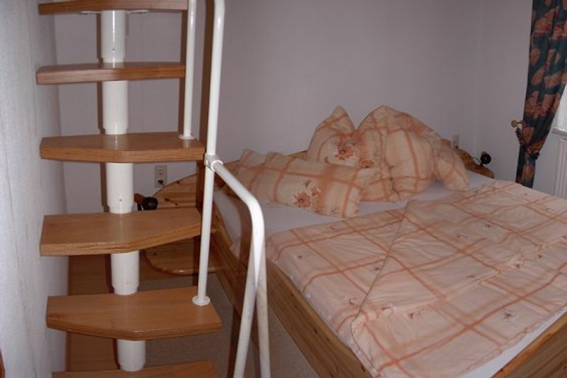 Schlafzimmer: Doppelbett, 2 Schlafplätze im Spitzboden