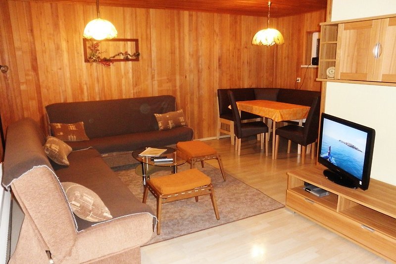 Wohnzimmer mit 2 Sofas, Essecke