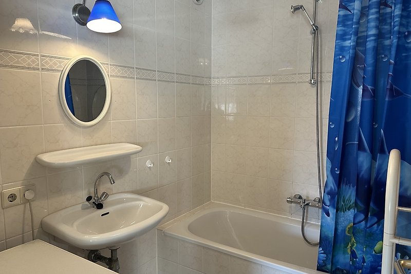 Modernes Badezimmer mit blauer Dusche und lila Akzenten.