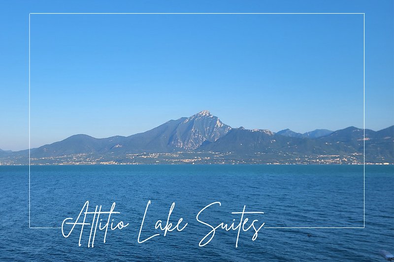 Atemberaubende Aussicht: See, Berge und blauer Himmel. Perfekt zum Entspannen.