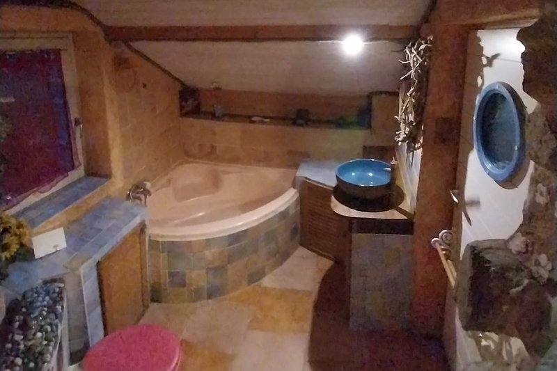 Belle salle de bain avec baignoire et douche à l'italienne.