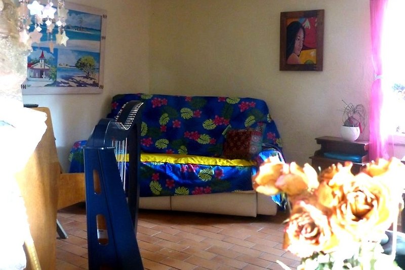 Kleine woonkamer met piano