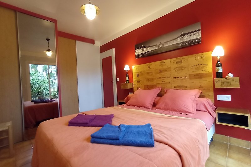 Une chambre confortable avec un lit en bois, des draps jaunes et un éclairage chaleureux.