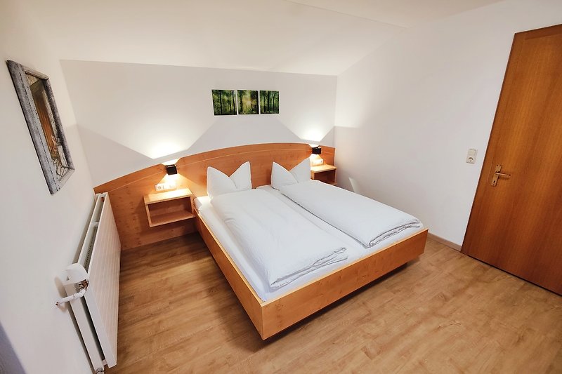 Gemütliches Schlafzimmer mit stilvollem Holzmöbeln und gemütlichem Interieur.