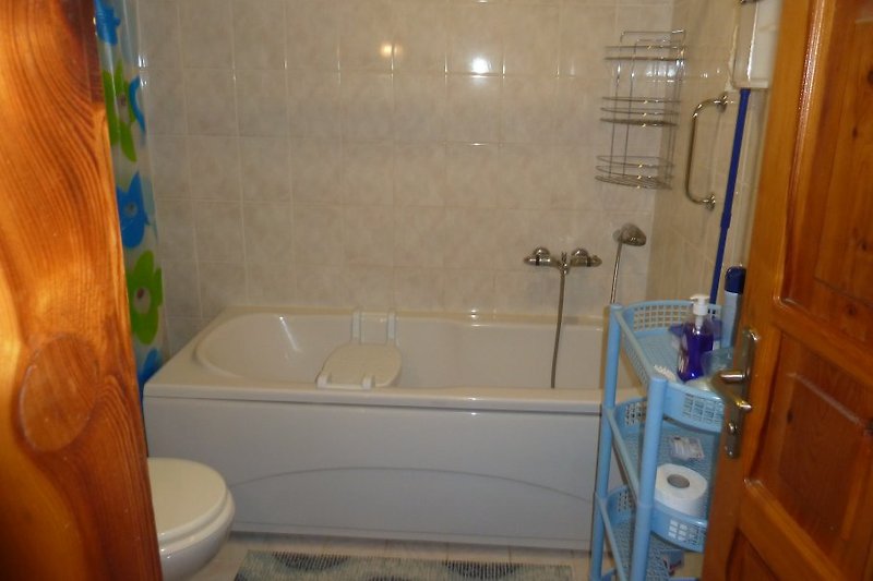 Bath (tub with shower)