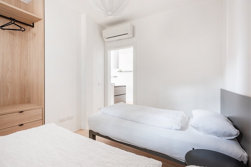 Una camera da letto elegante con arredamento in legno e illuminazione soffusa.