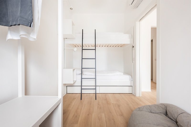 Una confortevole camera da letto con arredamento in legno e illuminazione soffusa.
