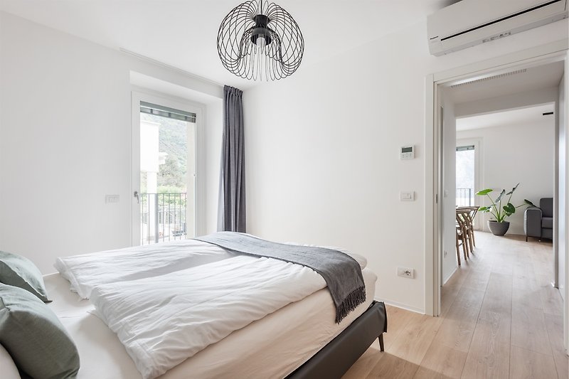 Una camera da letto accogliente con arredamento in legno e una luce naturale.