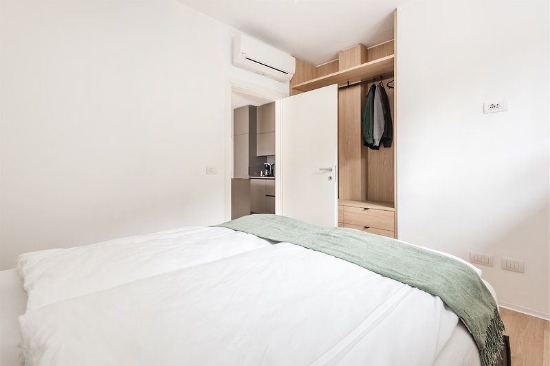 Un'incantevole camera da letto con arredamento in legno e una luce naturale.