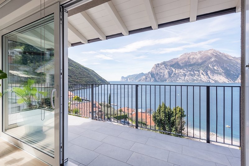 Una proprietà con una vista mozzafiato sulle montagne e un balcone affacciato sulla natura.