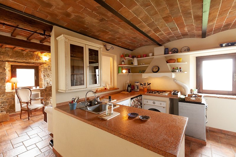 Die PanoramaKüche in Mauerwerk, an der Zimmerdecke typische toskanische Rundbögen