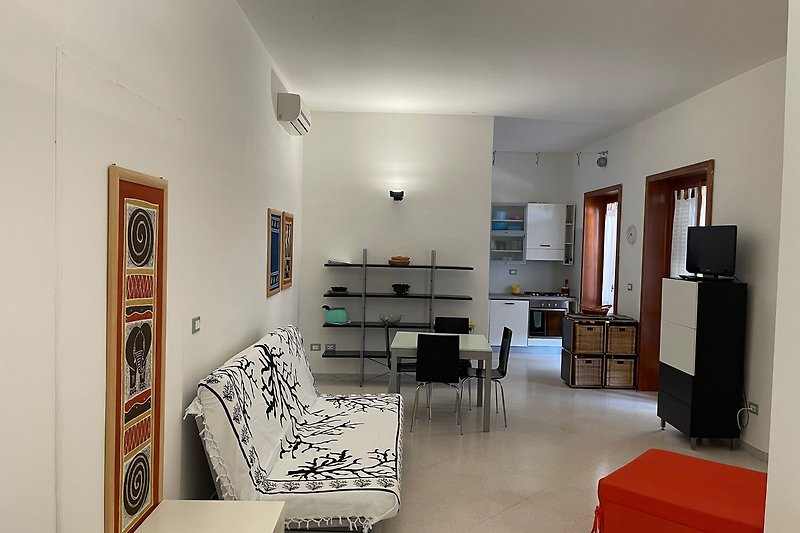 Ein stilvolles Wohnzimmer mit bequemen Möbeln und einer eleganten Einrichtung.