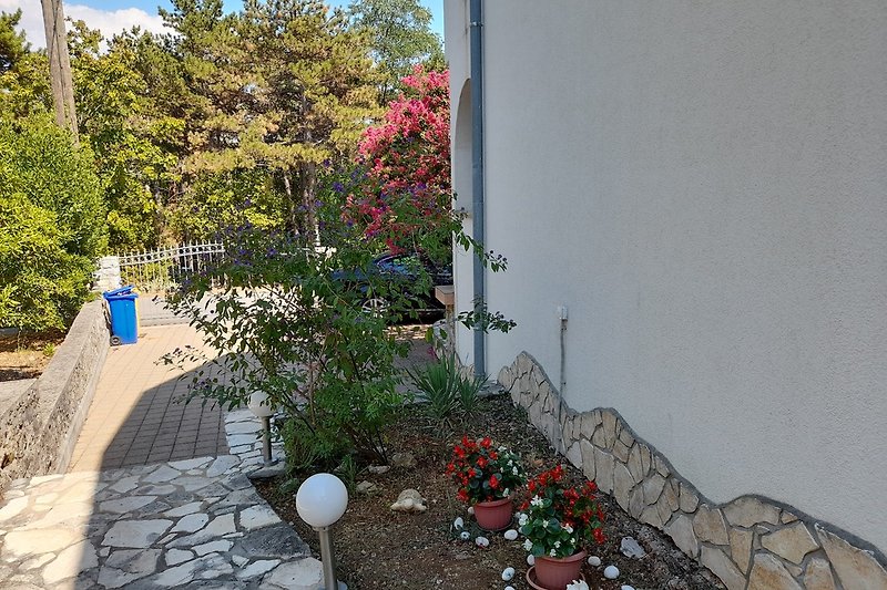 Garten und Parkplatz