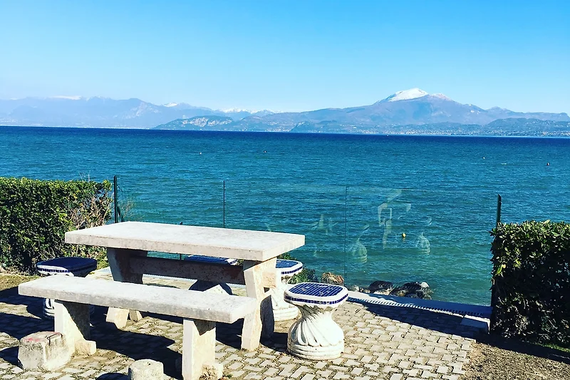 Entspannen Sie am Strand mit Blick auf das türkisfarbene Meer.