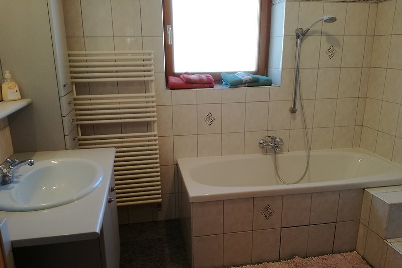 Salle de bain avec baignoire et douche