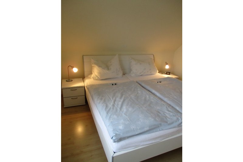 kleineres Schlafzimmer mit Doppelbett