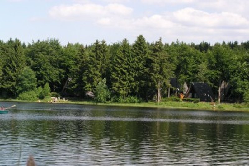 Blick über den See auf den Ferienpark