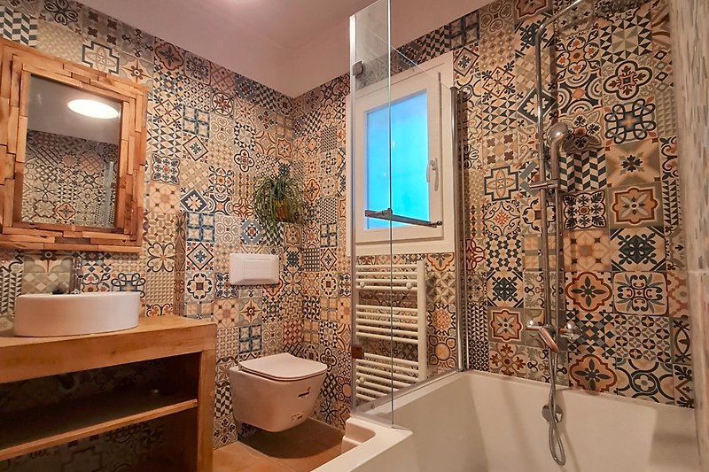 ein Badezimmer mit Wannen-Duschbad
