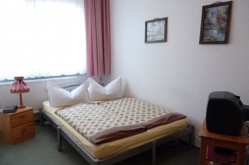 Zimmer mit französischem Bett - ideal auch als Einzelzimmer