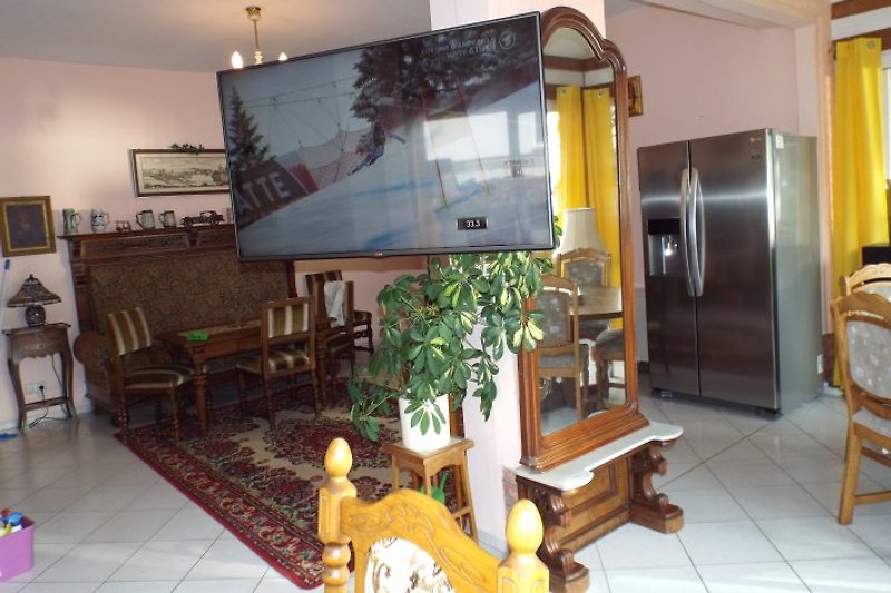 Wohnzimmer mit 55 Zoll-3D-TV+Side-by-Side Kühlkombi