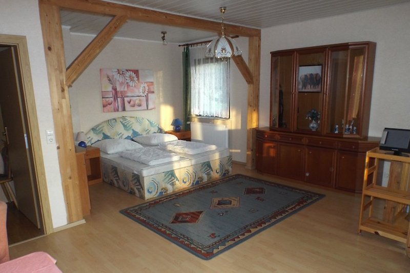 großes Kombi-Wohn-Schlafzimmer Nr.2 mit Doppelbett, Couch, 2 Sessel, LED-TV+CD-Radio