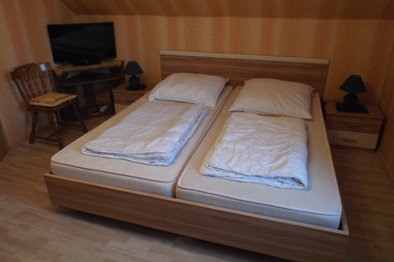 Schlafzimmer Nr.4 mit 1 Doppelbett, 1 Schlafcouch, 1 Sessel, Kleiderschrank und LED-TV