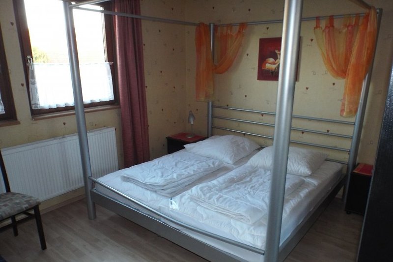 Sypialnia nr 3 z 1 podwójnym łóżkiem, 1 pojedynczym łóżkiem, 1 szafą na ubrania