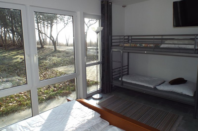 Schlafzimmer Nr.1 mit Doppelbett + Etagenbett