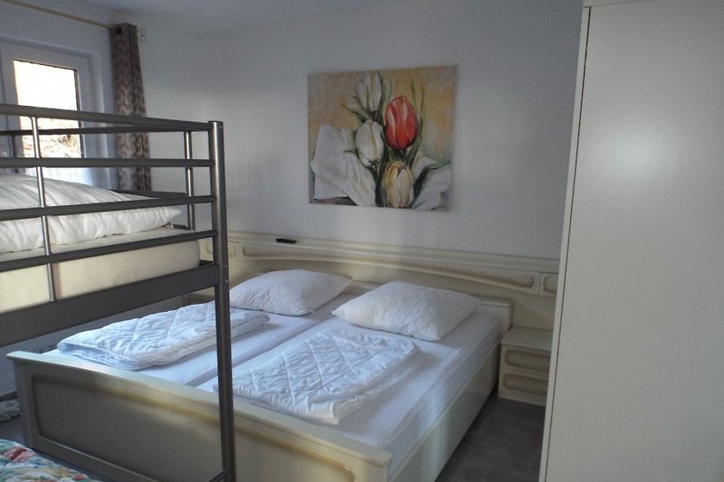 Chambre n°2 avec lit double et lit superposé