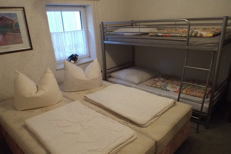 Schlafzimmer Nr.4 mit Doppelbett + Etagenbett