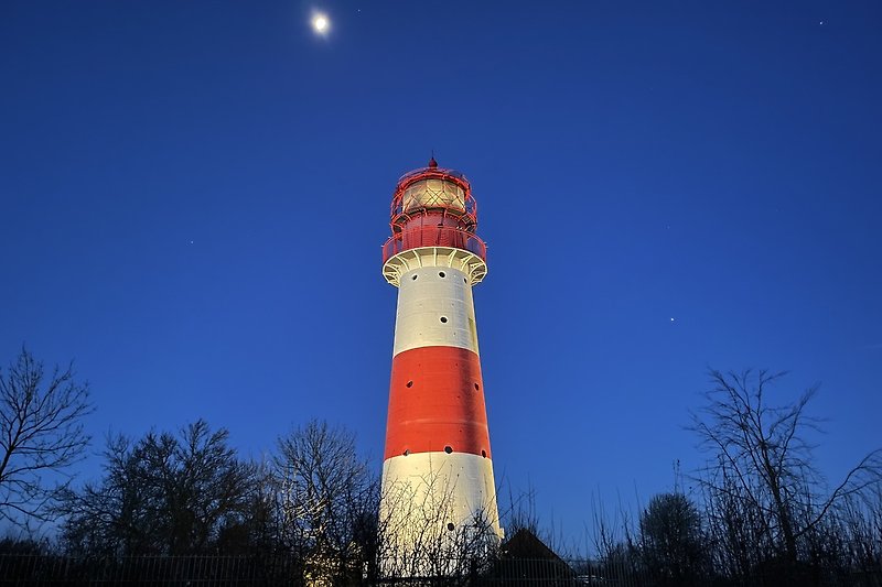 Leuchtturm und Turm im Abendlicht, strahlend und majestätisch.