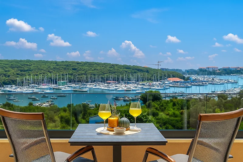 Blick auf Boote und Marina am Seeufer im Ferienort.