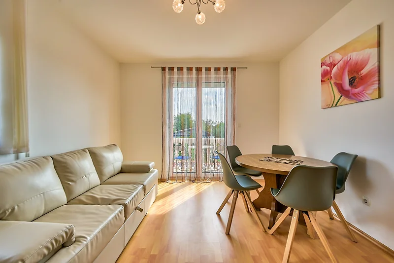 Gemütliche Wohnung mit stilvollem Interieur und Holzboden.