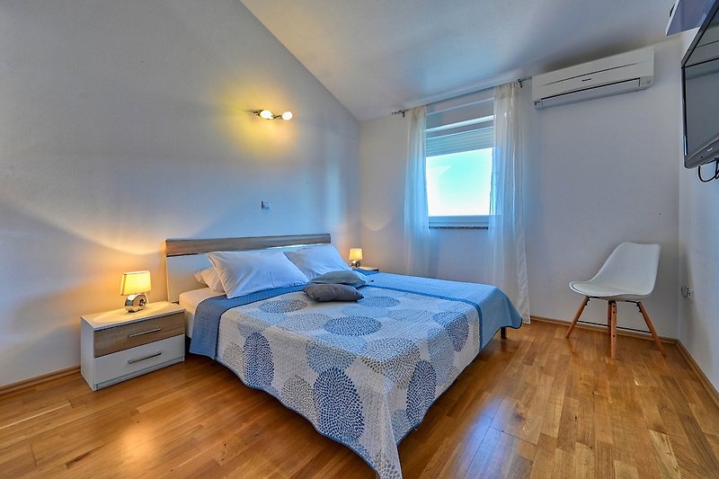 Schlaffzimmer 2 mit Klima Anlage und TV