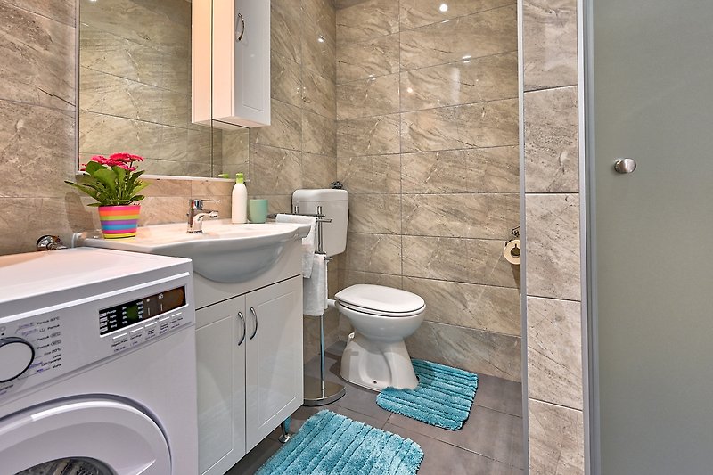 Ein modernes Badezimmer mit lila Akzenten und stilvoller Einrichtung.