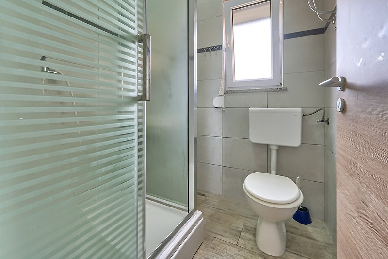 Badezimmer mit Fenster, Toilette, Washbecken